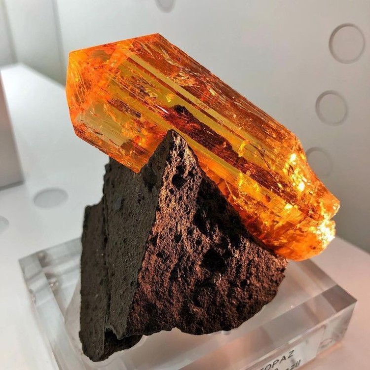 Unveiling Topaz Meanings, Properties, Benefits  November Birthstone 8