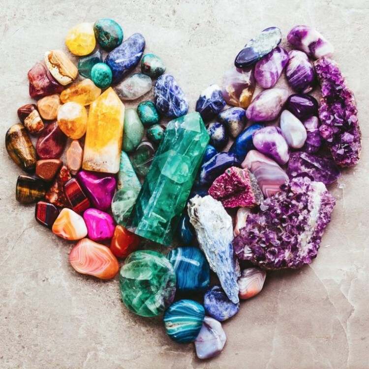 7 Calming Crystals to Relieve Anxiety & Stress Naturally2